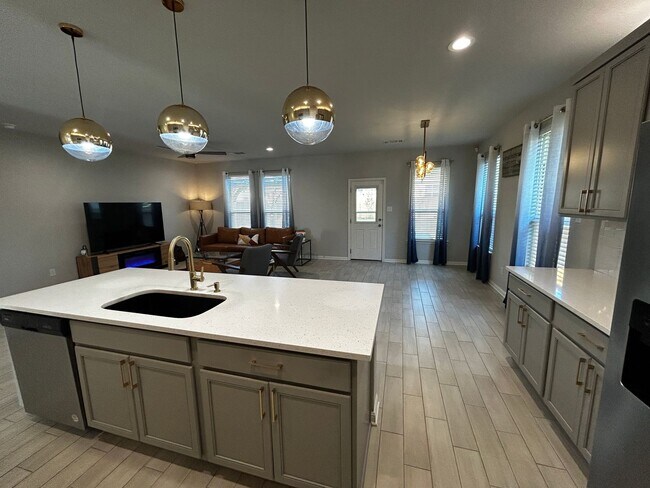 Building Photo - 3BR/2BA single-family home with fenced yard and attached garage in Jarrell, TX.