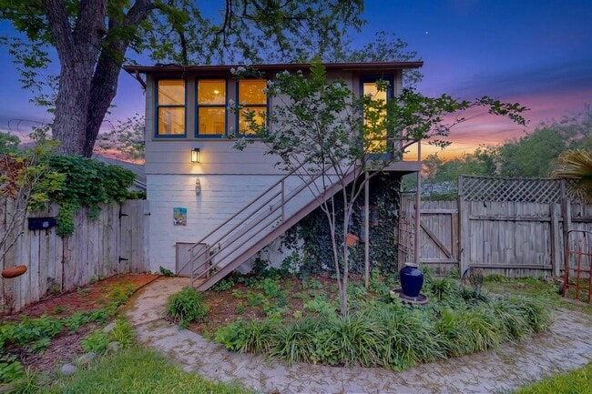 Building Photo - 526 W Lynwood Ave