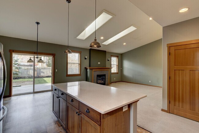 Foto del edificio - Spacious 3 Bedroom Plus Office with AC, Gas Fireplace and Fenced Backyard