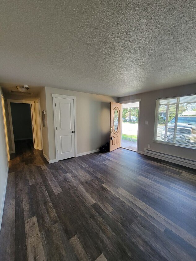 Primary Photo - Cozy 2 bedroom 1 bath, newly remodeled and...