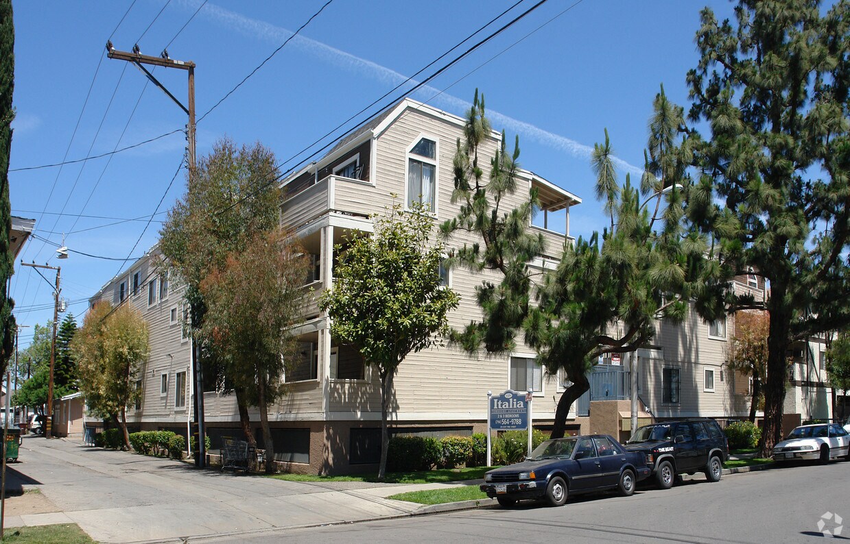 Primary Photo - Park Town Apartments