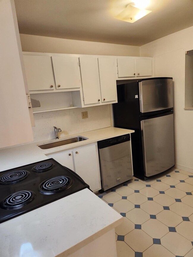 Building Photo - 511 Gardens Dr