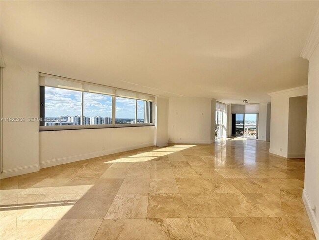 Foto del edificio - 3801 NE 207th St