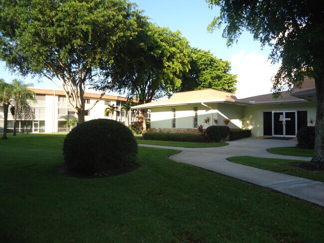 Foto del edificio - 400 Village Green Cir W