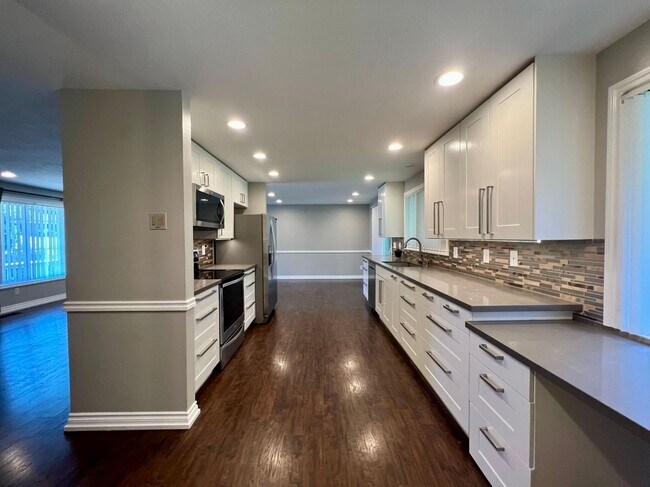 Foto del edificio - Gorgeous, Updated 4b/3ba home w/ fully fen...