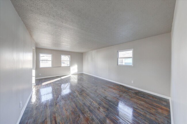 Building Photo - 1367 W Pruitt St