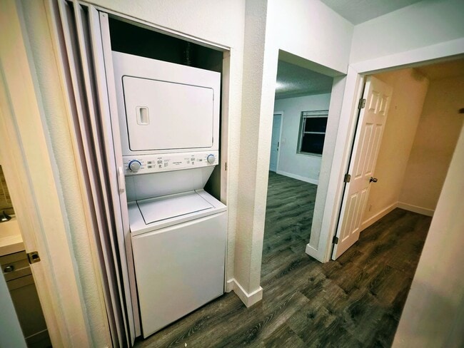 Building Photo - LC 13:22-24 SW 10th St