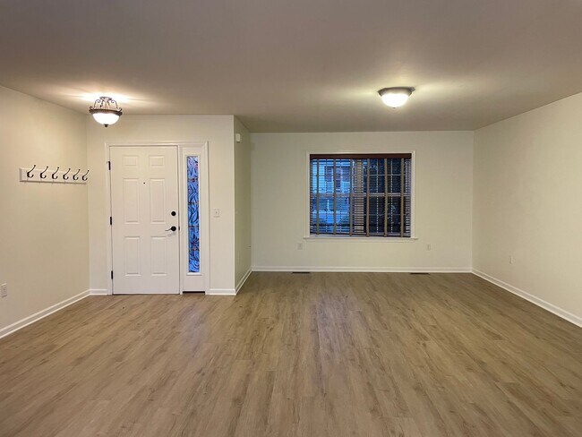 Foto del edificio - Beautiful 3 bedroom 2 bathroom Rancher in Great Manheim Location!