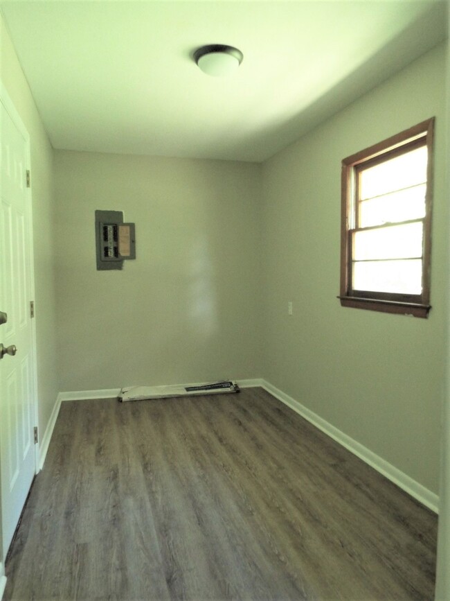 Building Photo - 604 Waters Dr