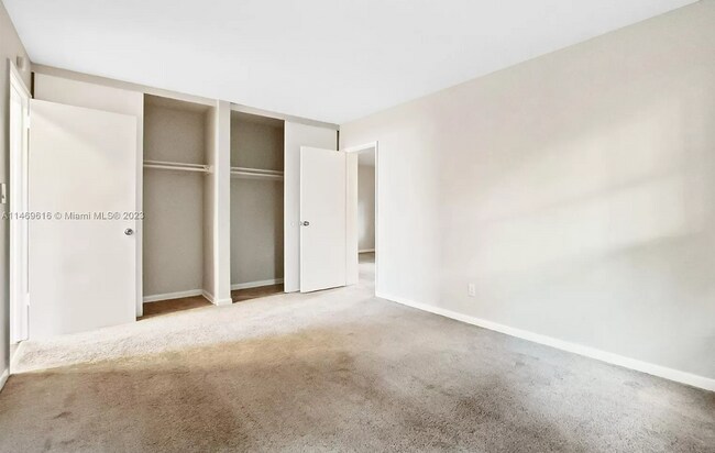 Foto del edificio - 721 NE 61st St