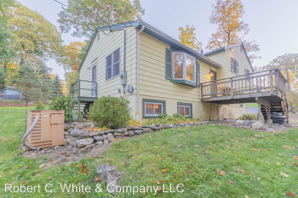 3 br, 2 bath House 12 Canaan Drive House Rental in Bethel, CT