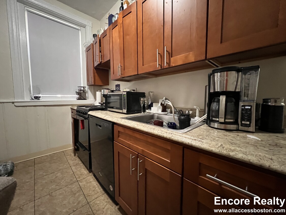 Primary Photo - 1583 Beacon St