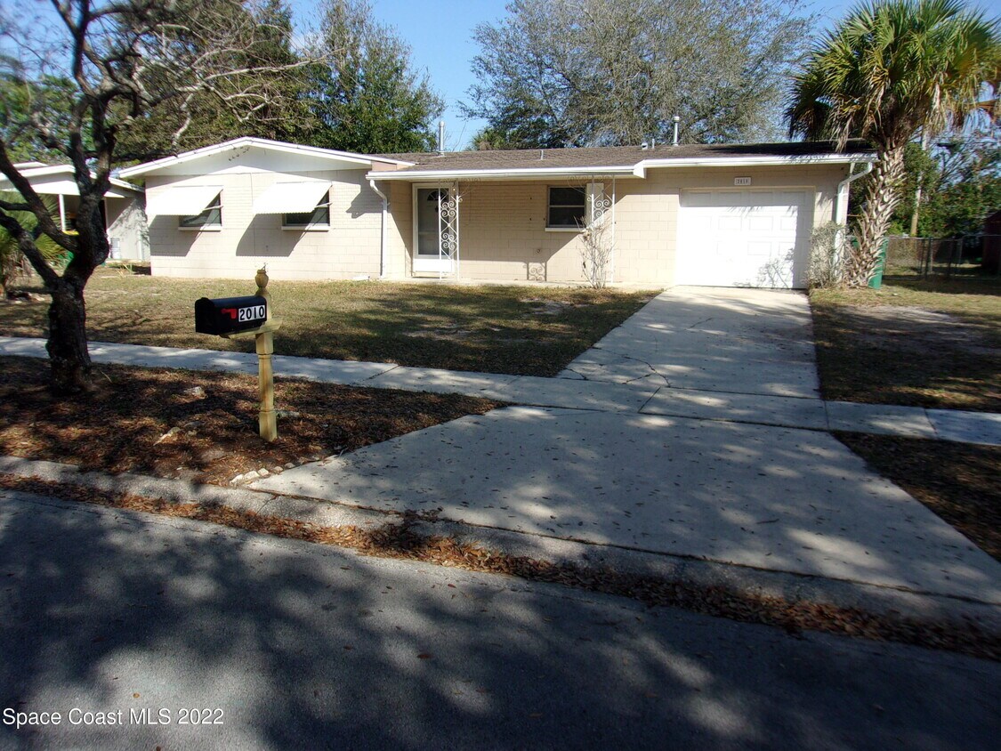 Primary Photo - 2010 Ivy Dr