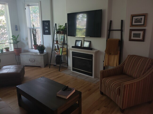Foto del edificio - 1451 N Maplewood Ave
