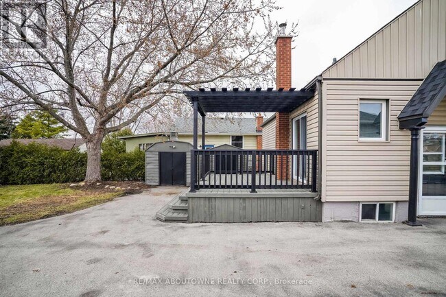 Building Photo - 96 Mohawk Rd E