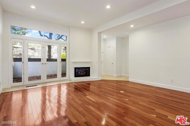 Building Photo - 3 br, 3 bath Townhome - 17165 Palisades Cir
