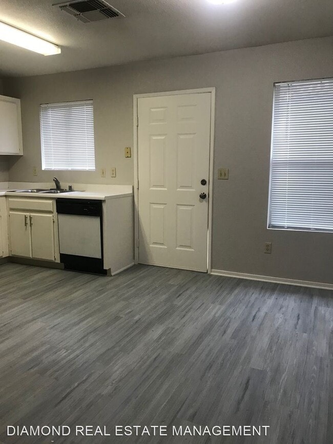Building Photo - 3118 Brookside Dr