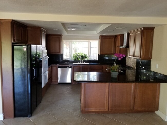 Building Photo - Bright and Beautiful 4 bedroom 2.5 bath La...