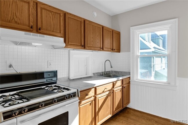 Building Photo - 146 Lancaster Ave