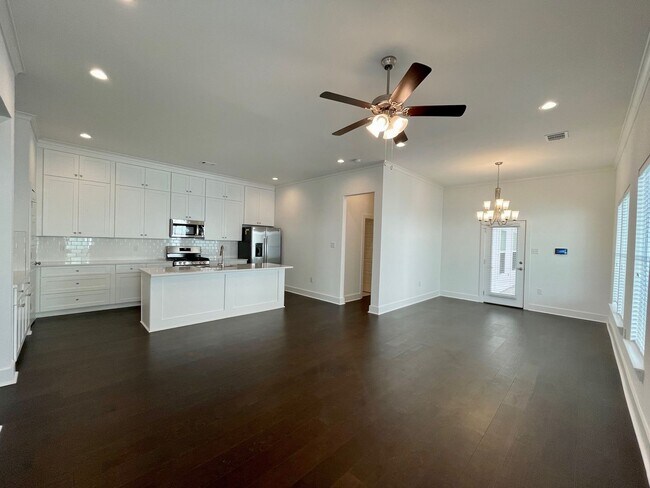 Foto del edificio - Beautiful 3 bedroom 2 bath end unit with s...