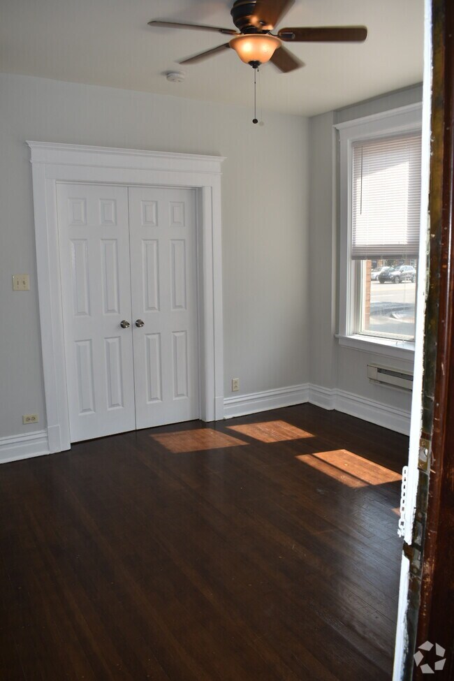 Building Photo - 1606 W Nelson St