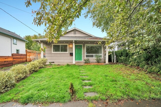 Building Photo - Chic 3-bdr/1-bath bungalow in heart of SE ...