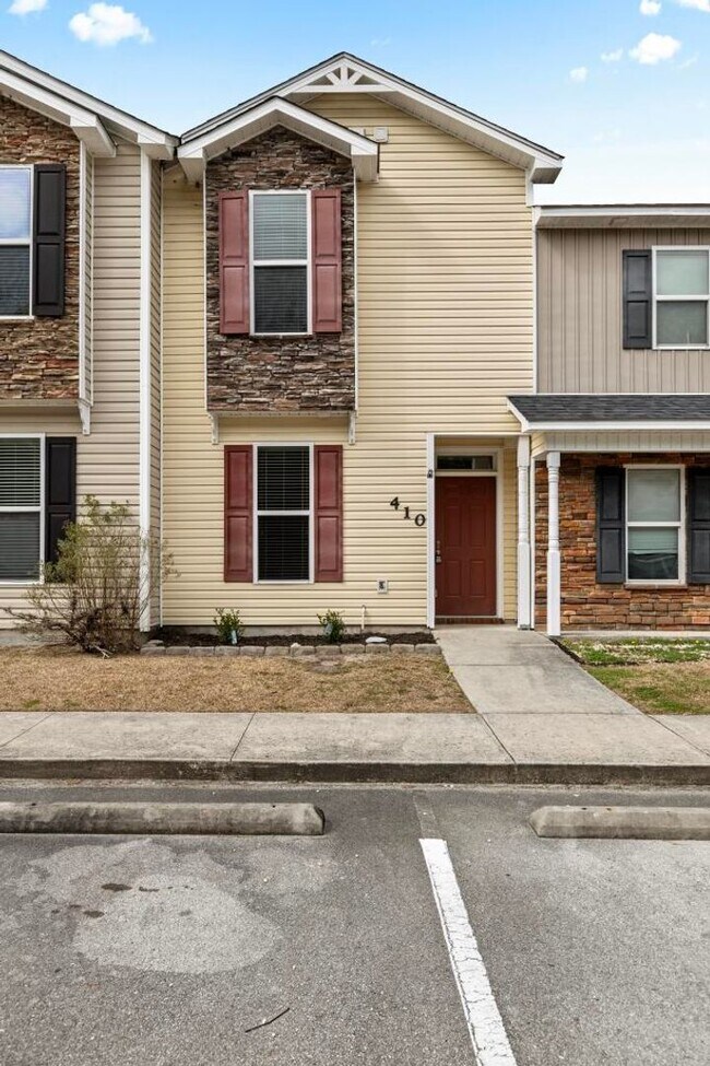 Building Photo - Great Location with City Convenience!