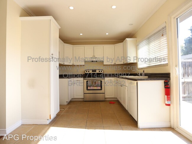 Building Photo - 3 br, 1.5 bath House - 11226 Hood Way
