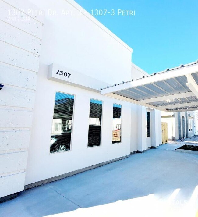 Foto del edificio - 1307 Petri Dr