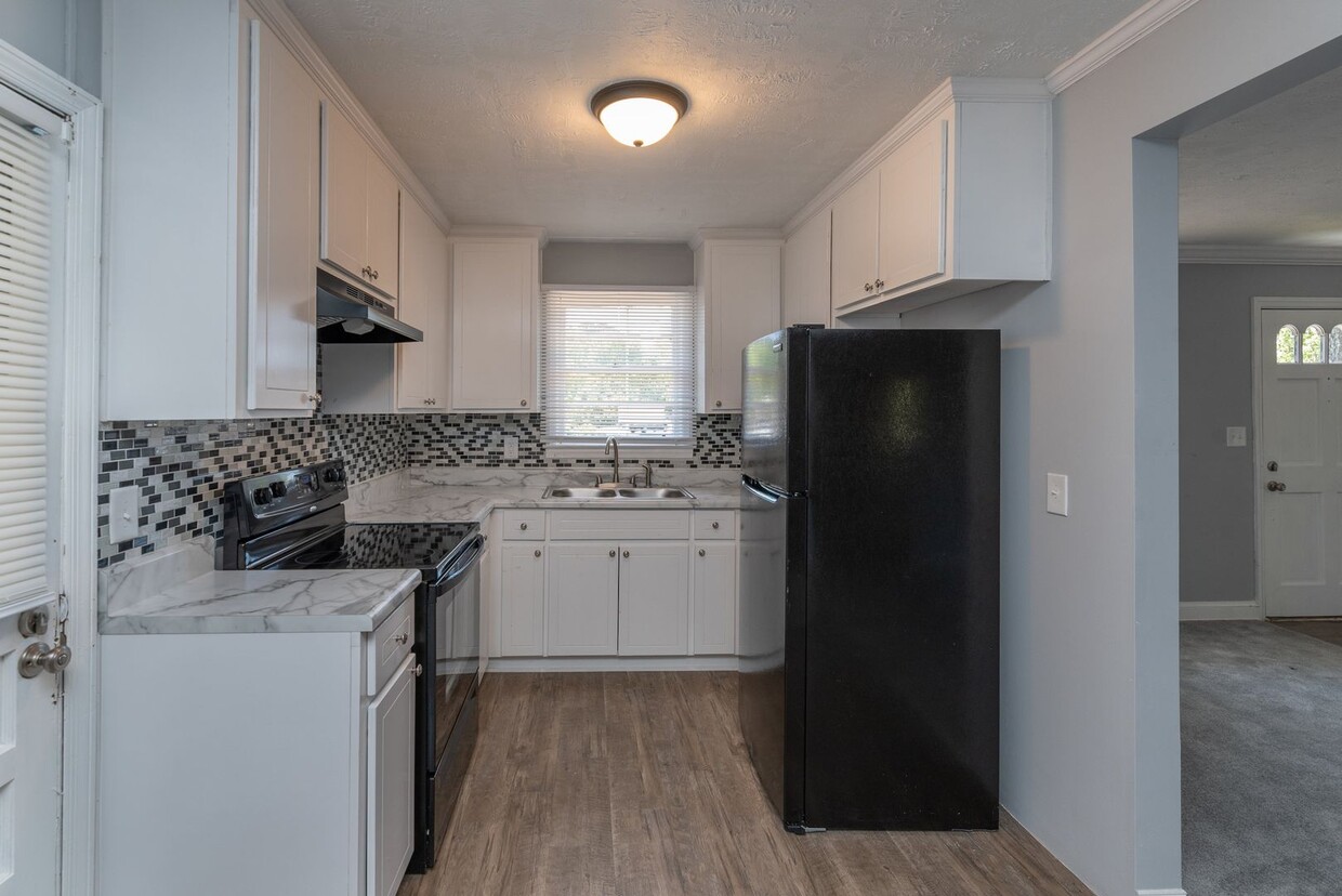 Primary Photo - $1,250 - 3 bed/1 bath single-family home f...