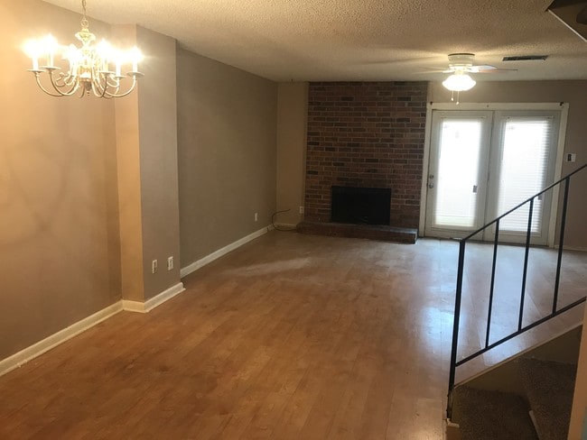 Building Photo - 15 Briarwood Cir