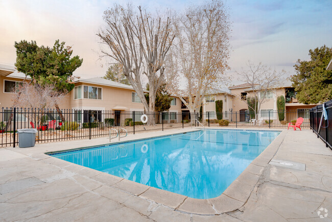 Piscina - Arbor Garden Senior Apartments