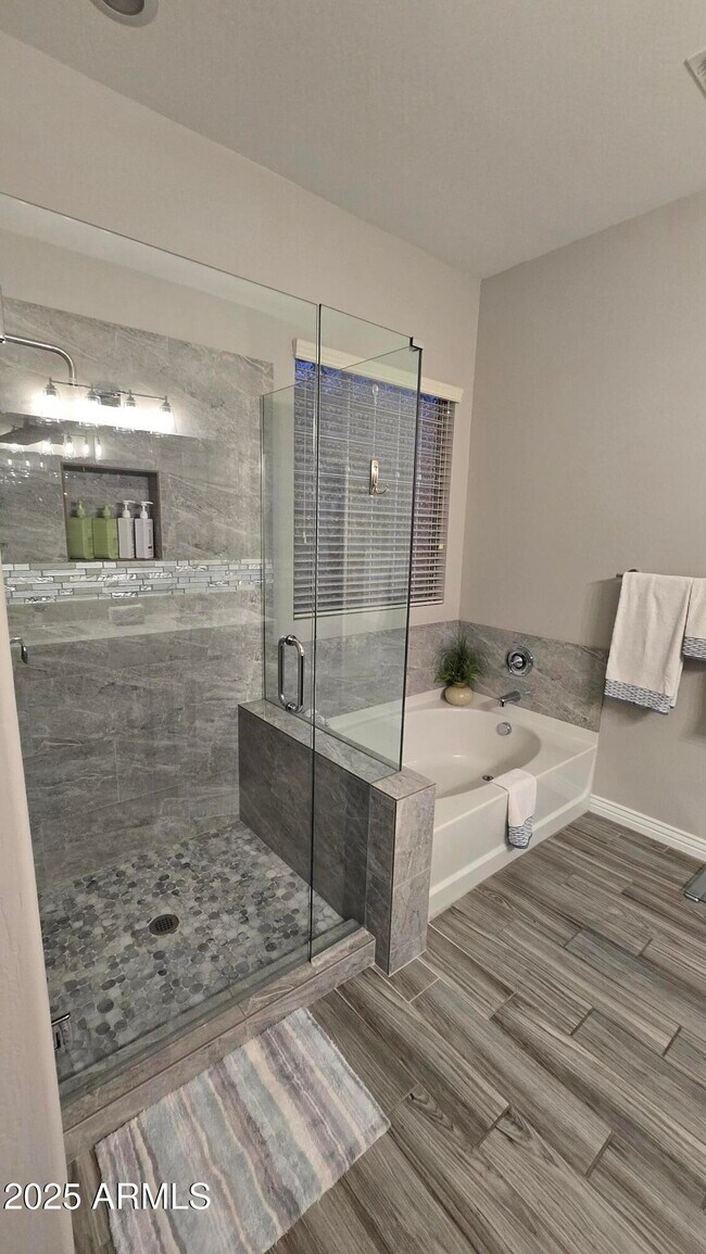 Foto del edificio - 17591 W Dahlia Dr