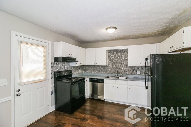 Foto del edificio - 3515 Creekview Pl