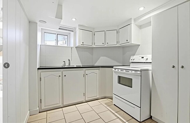 Building Photo - Spacious 1 bedroom in lower level of Victorian Home