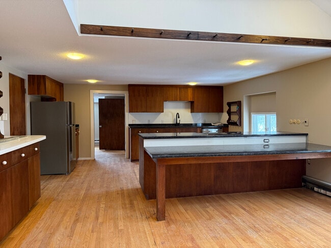 Building Photo - 900-904 Main St