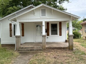 Building Photo - 911 S Newton Ave