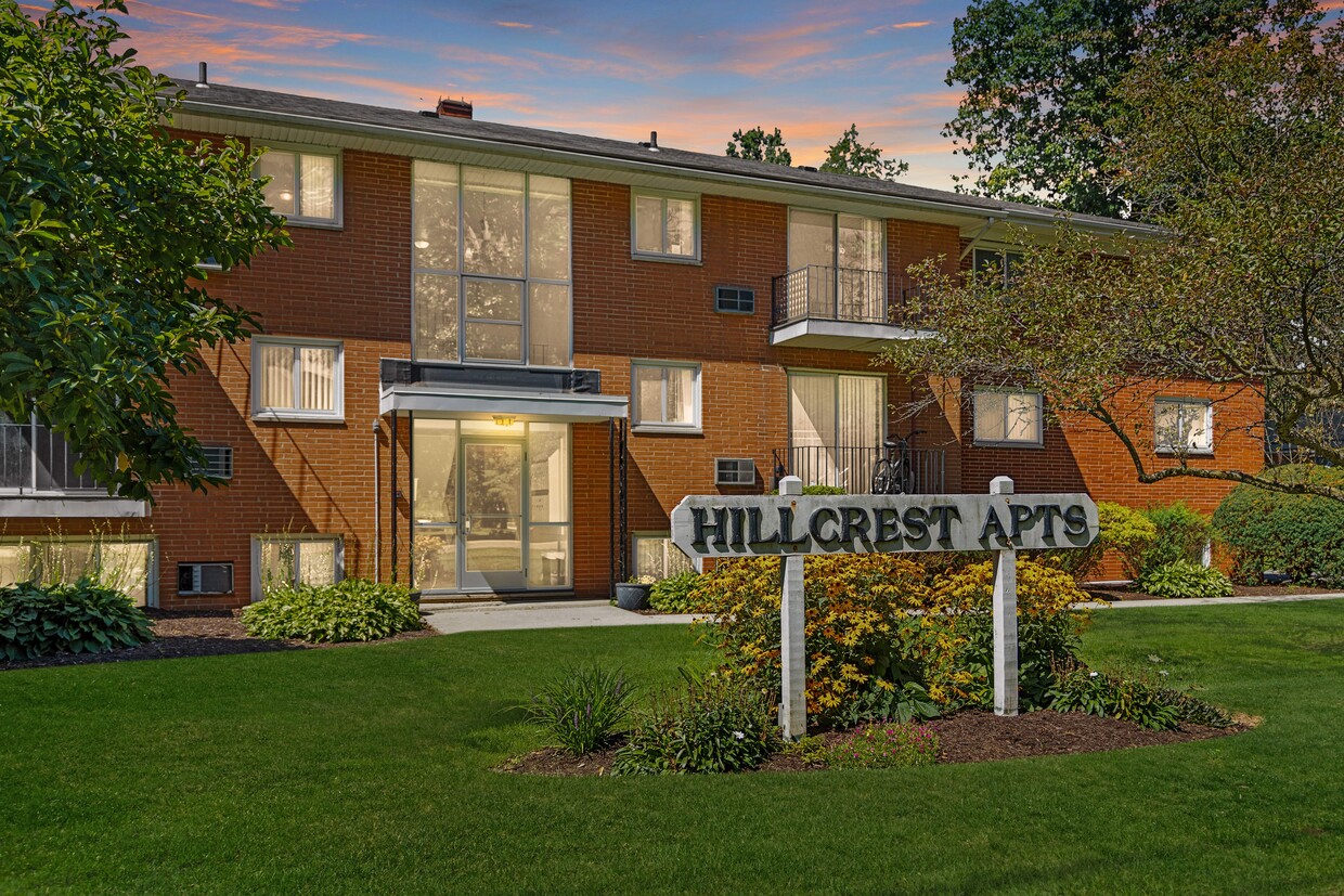 Foto principal - Hillcrest Apartments