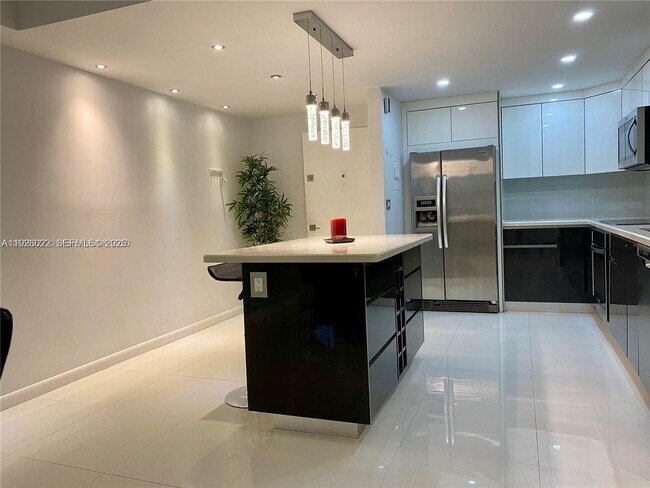 Building Photo - 3731 N Country Club Dr