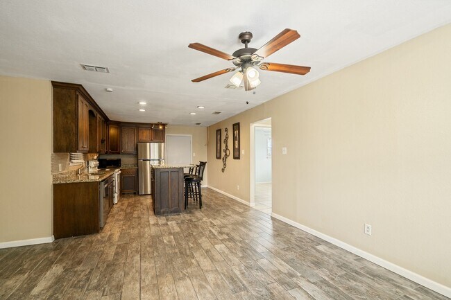 Foto del edificio - 104 Hackberry Ln