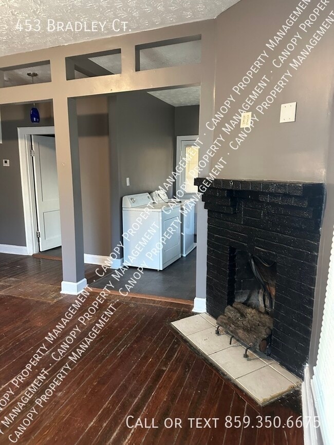 Foto del edificio - 453 Bradley Ct