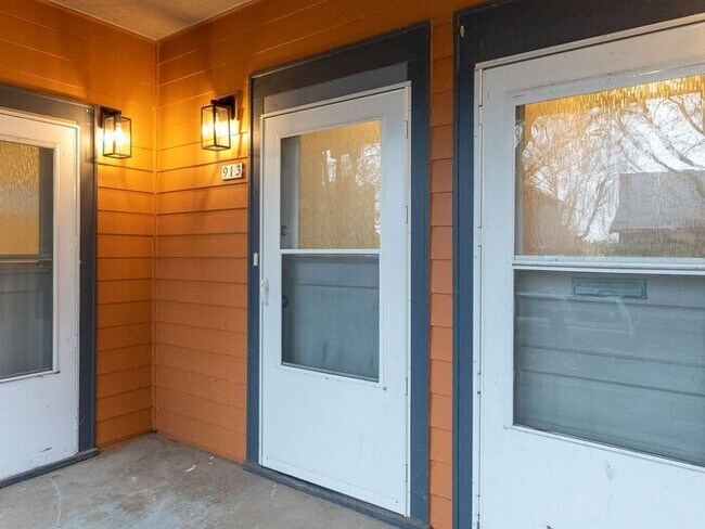 Building Photo - 3 bedroom, 1 bath in Southeast Portland!