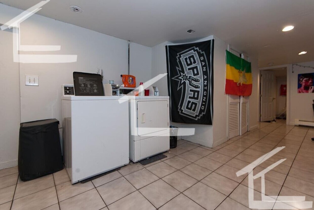 Foto del edificio - Charming 5 Bedroom-No Broker Fee