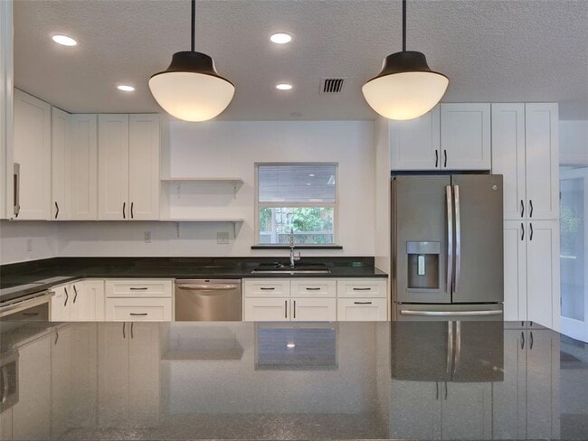 Building Photo - 305 Sunset Dr