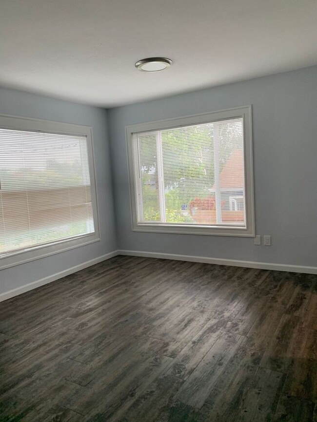 Building Photo - Amazing 2 Bedroom 1 Bath With A Great Loca...