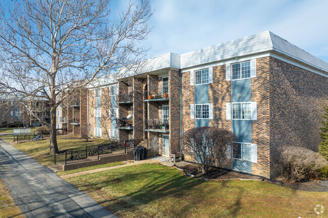 Building Photo - Arlington Glen Condos