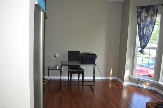 Foto del edificio - 8725 Pathfinder Rd