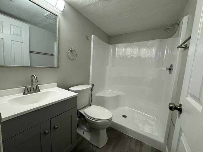 Primary bathroom - 1706 University Ln