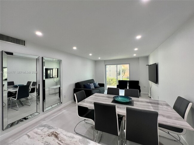 Foto del edificio - 8595 Sunrise Lakes Blvd