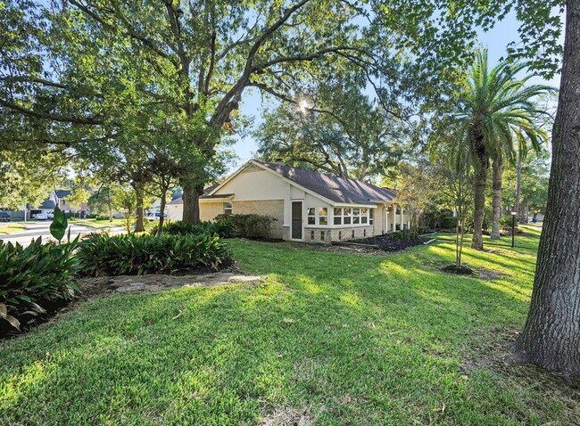 Building Photo - 430 Woodvine Dr